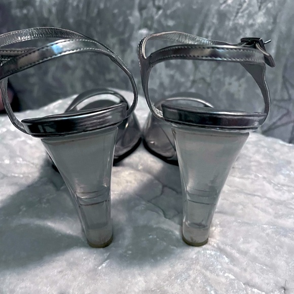 STUART WEITZMAN Y2K SILVER W/LUCITE WEDGE SANDALS SIZE 8.5 - Picture 9 of 12